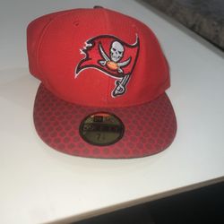 tampa baybuccaneers new era 59 Fifth low profile 7 1/4. Pre owned in good with minor cosmetic blemishes. These blemishes are in the form of minor surf