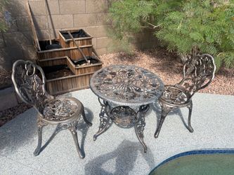 Decorative table with two chairs.   Can be painted and in good condition