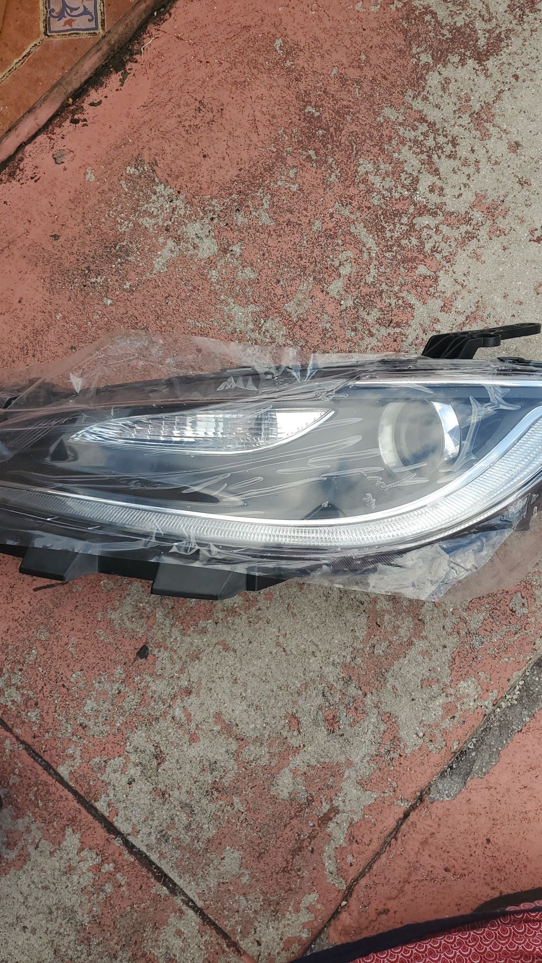 Chrysler 200 headlight (15-16-17)