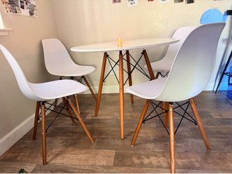 Mid-Century Modern Dining Table with 4 Eames-Style Chairs – Excellent Condition