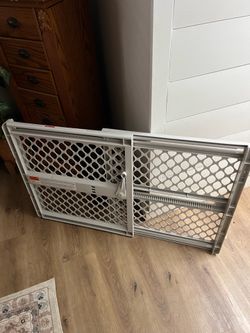 Adjustable baby gate