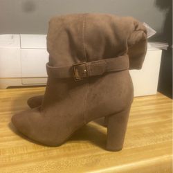 Boots Size 7.5 Womans Brown 