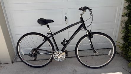 Diamondback hybrid bike 21 speed. 700c wheels, aluminum medium bicycle