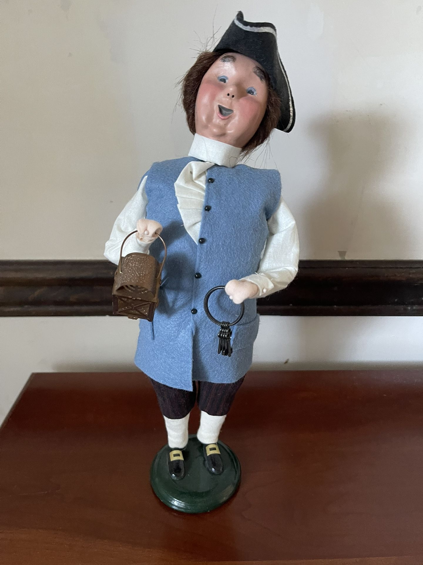 BYERS CHOICE CAROLER!!! EXCELLENT CONDITION!!! MUST SEE!!! RETAILS FOR 115.00 RETIRED!!! WOW JUST $15.00