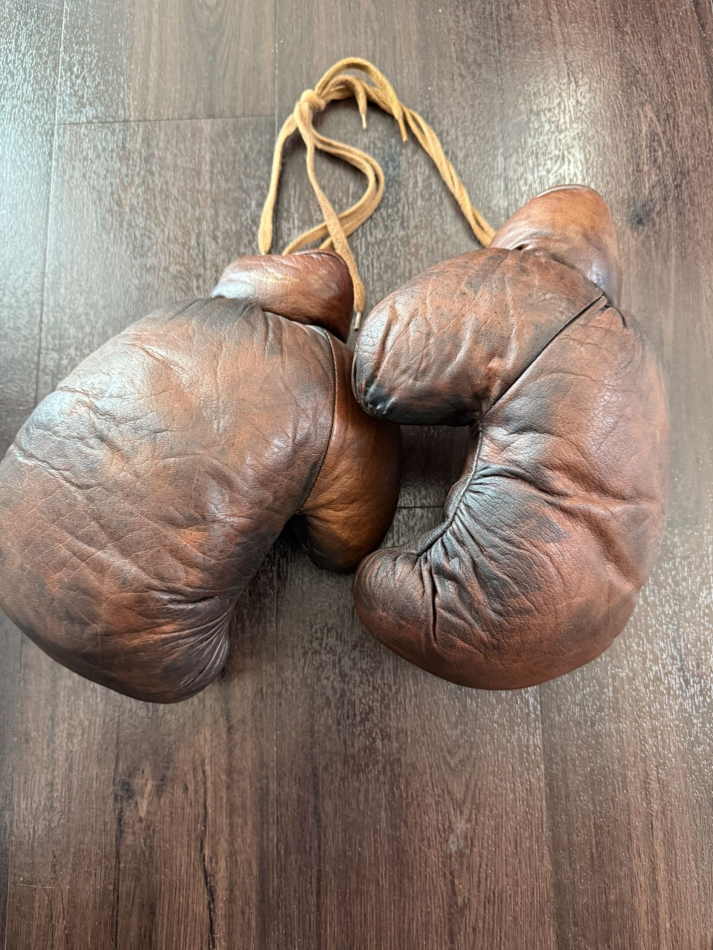 Genuine leather vintage style boxing gloves