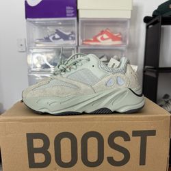 Yeezy 700 Salt Women 8.5 