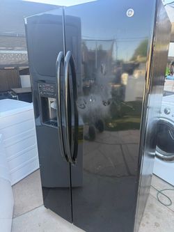 Ge refrigerator/ ice maker working great / scratches in front door/ 45 days warranty