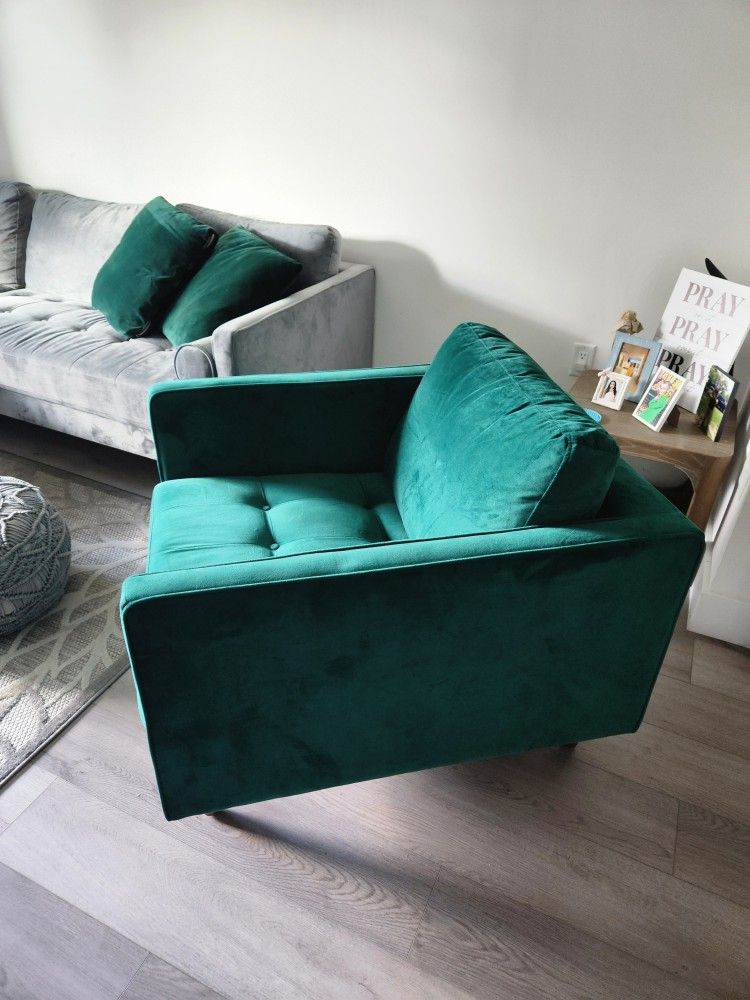 APARTMENT FURNITURE FOR SALE. MUST GO! MOVING!