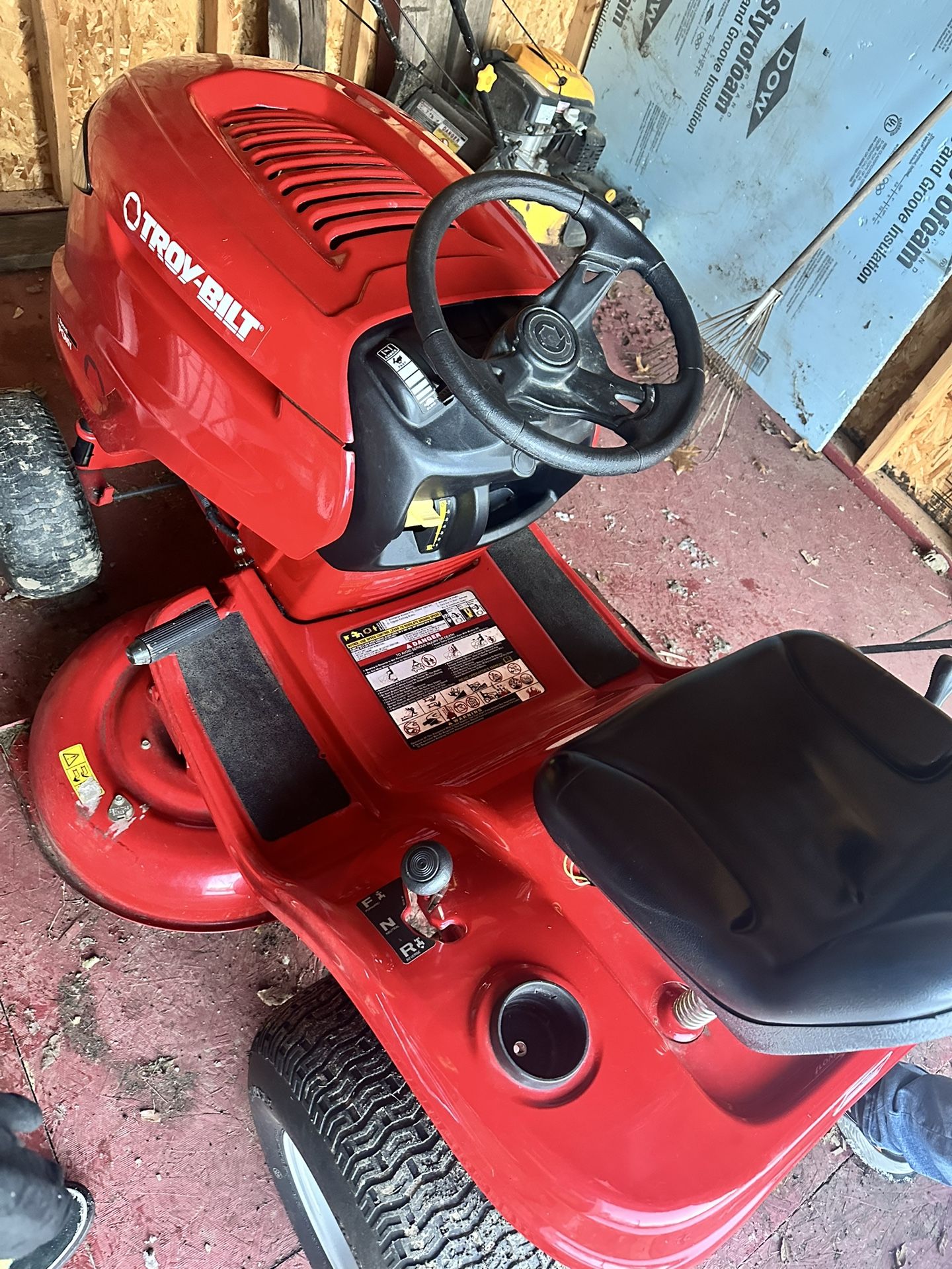 Troy Built Riding Lawnmoŵer, 42 In Deck - LOW HOURS