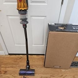 New Cond CORDLES DYSON VACUUM WITH ATTACHMENTS ,, AN