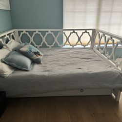 Pottery Barn Elise Full-Size Daybed with Twin Trundle – Simply White – Great Condition $550 OBO