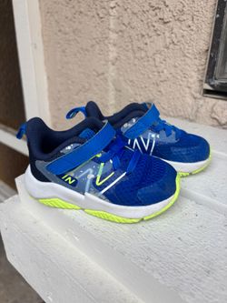 New Balance Toddler Shoe (size 5)