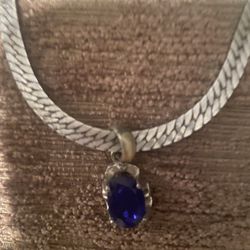 6,5 CT’s  Lab created Blue sapphire  pendant !!