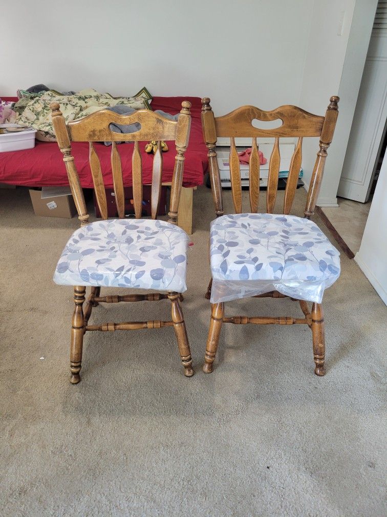 Dinning Table With 4 Chairs And Cushions New Covers