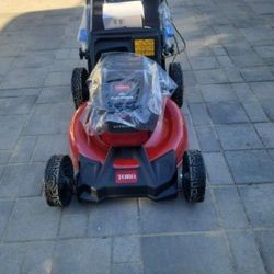Lawn mower 60v (Toro)Comes With Batteries And Charger