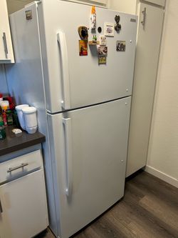 Insignia. Top-Freezer Refrigerator – White – Works Great