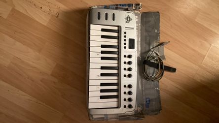 M Audio O2 midi keyboard