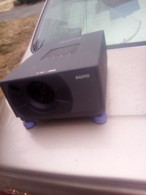 Sanyo Model Number Plc-suo7n Projector With Computer Hookups As Well