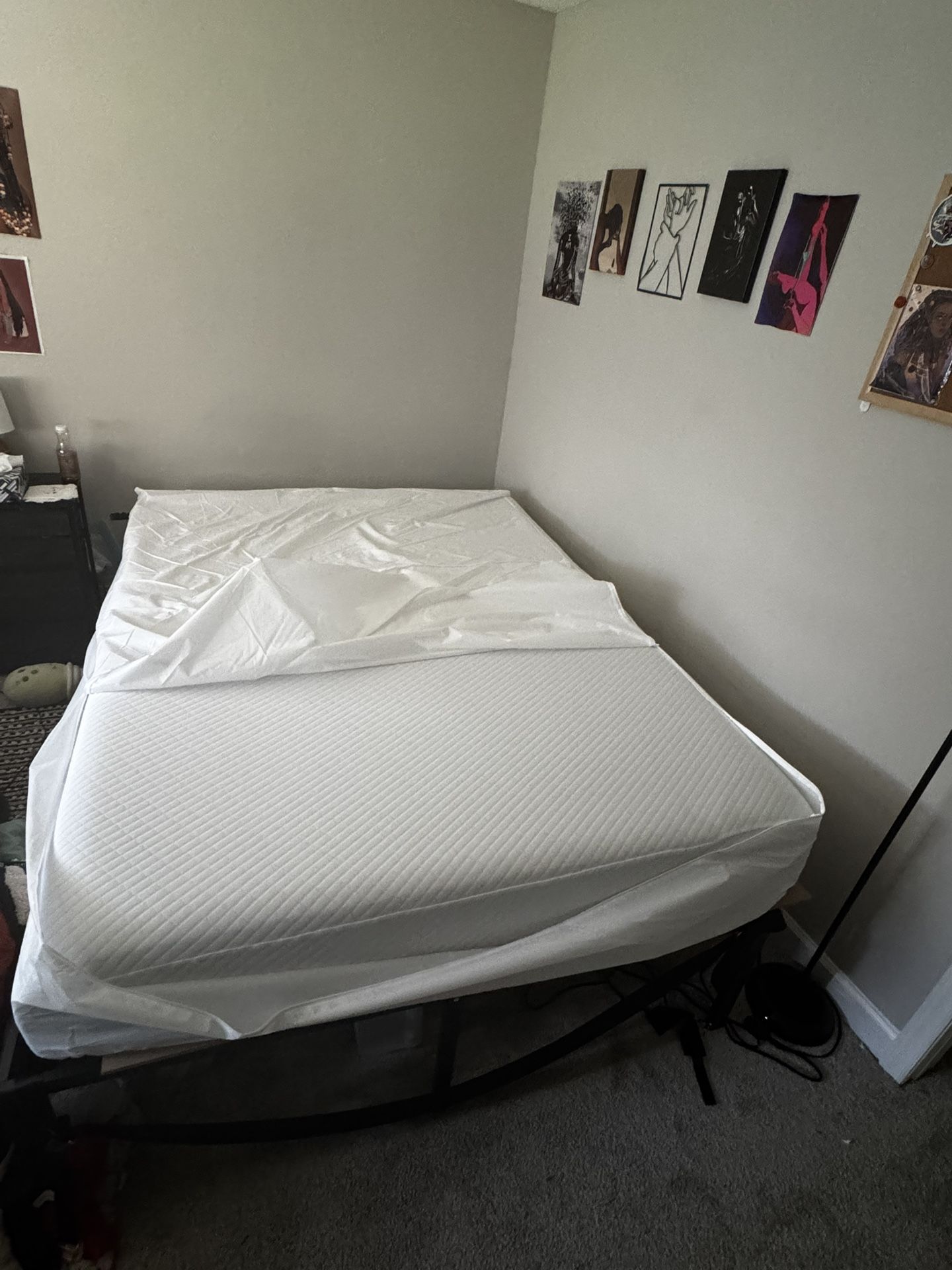 🛏️ Memory Foam Mattress - Like New + Cover - $175