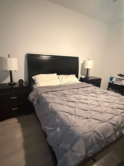 Queen bed with two night tables two lamps