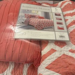 King size quilted spread, 2 shams and accent pillow