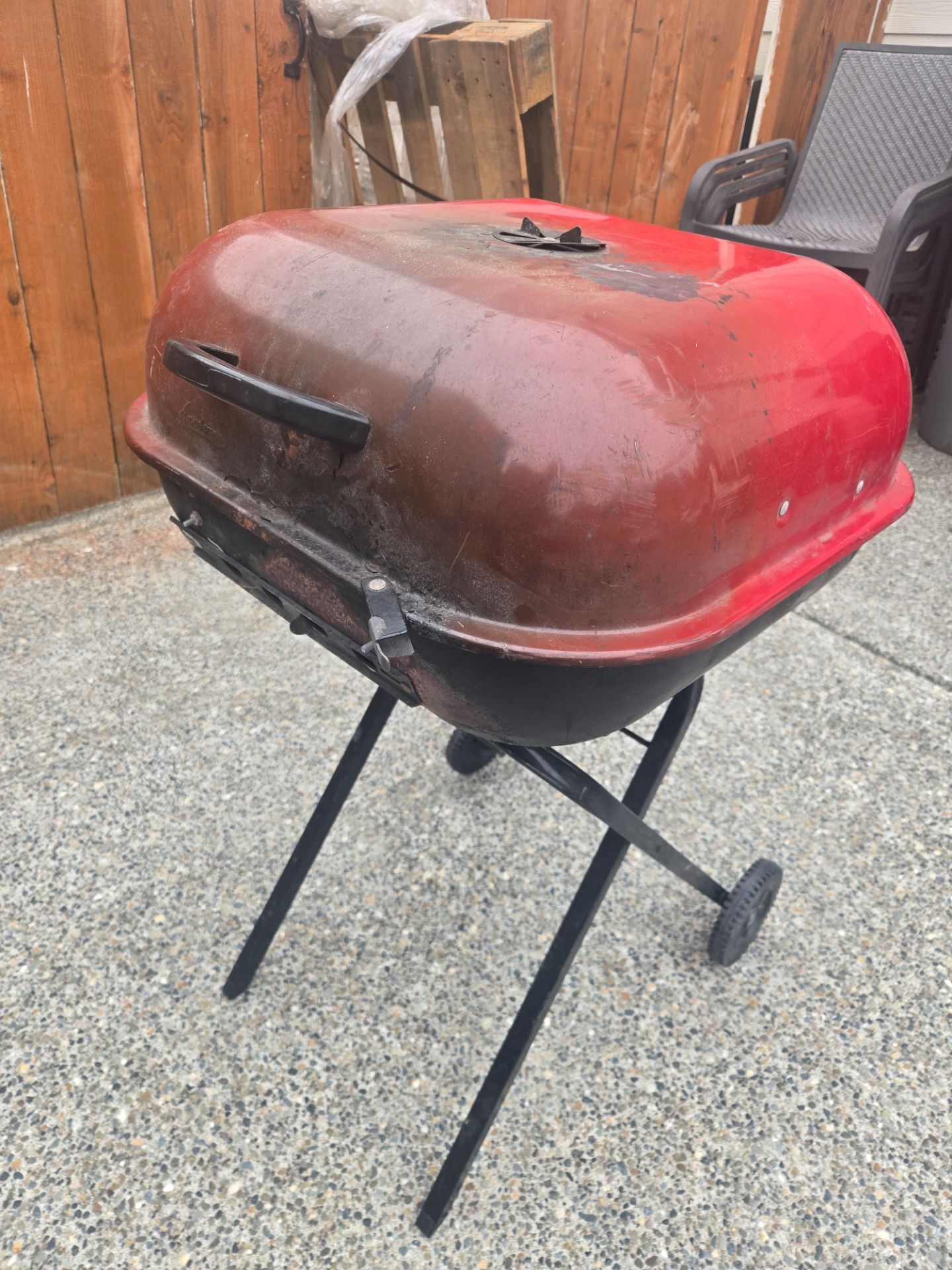 🆓️ Red Charcoal BBQ Grill - Free