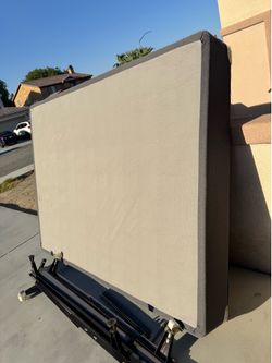 Box spring and base for Queen bed.  FREE / Gratis
