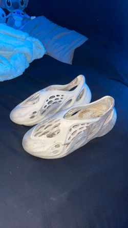 Yeezy Foam Runners (Size 10)