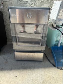 Profile ice maker machine