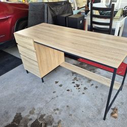 Nice Used Large 5ft Long Office Desk.  Middle Drawer Does Not Open. 