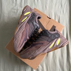 Yeezy 700 mauve size 8.5