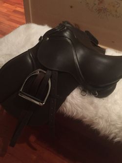 Equestrian jumping saddle size 16