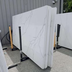 QUARTZ STONE SLABS SUPER JUMBO IN CALACATTA CARRARA MARBLE 📏Each slabs cover  75.7 sq.ft, Thickness 3 cm 🔥Price $999 per Slab🔥 