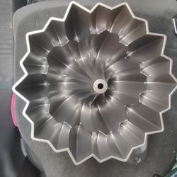 Heavy Metal Bundt Cake Pan