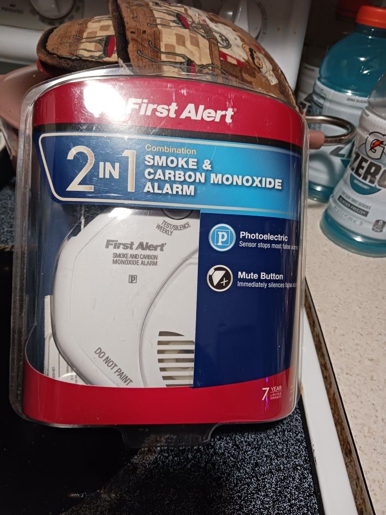 NEW NEVER OPENED FIRST ALERT 2IN1 SMOKE CARBON MONOXIDE ALARM PAID 48 ACE HARDWARE 12 $ FINAL PRICE