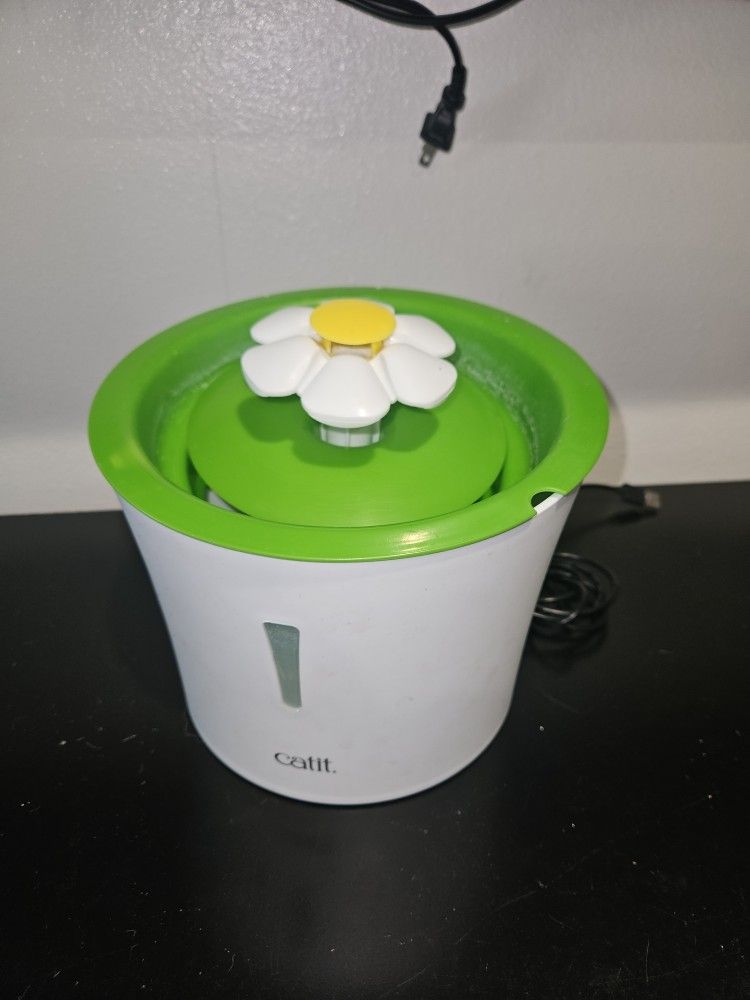 Catit White And Green Pet Water Fountain