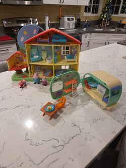 PEPPA PIG TALKING HOUSE, CAMPER, ALL ACCESSORIES WITH CARRY CASE SEE DESCRIPTION