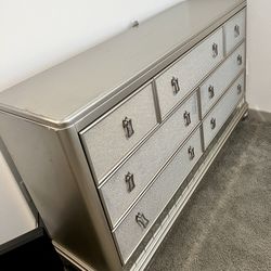 Diva 7 Drawer Drawer Dresser in Silver