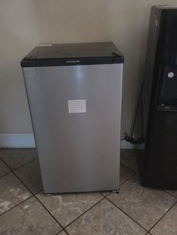 Frigidare 4.5 rating co.pact mini fridge