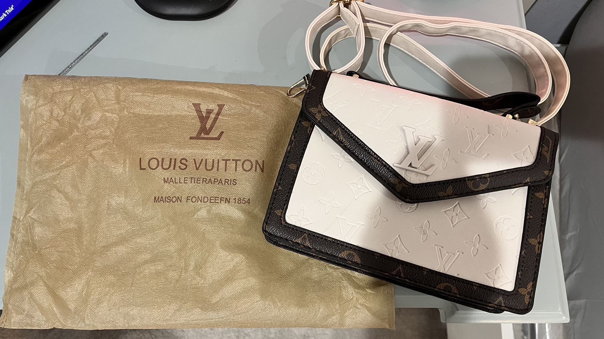 Louis Vuitton Purse for Sale in Wesley Chapel, FL - OfferUp