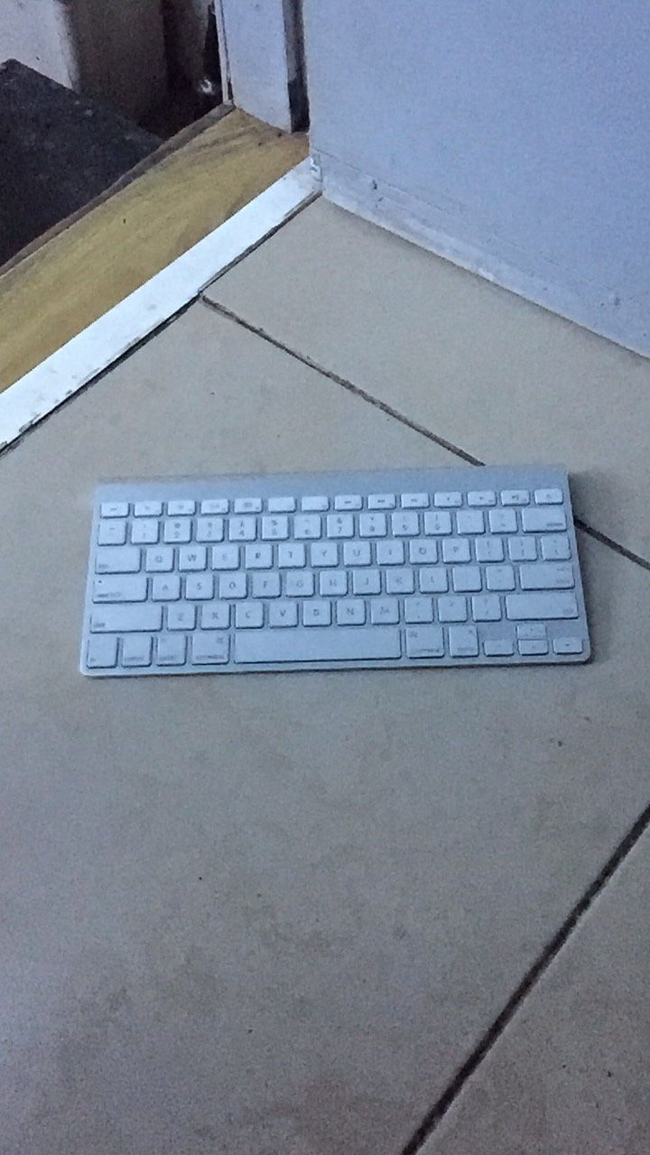 Apple Bluetooth Keyboard good Condition