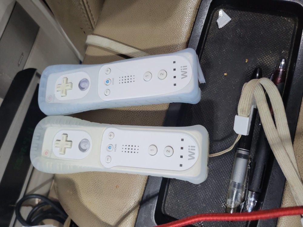 Nintendo Wii Wii u Controllers With Covers And Straps
Works for either system
Both working perfectly