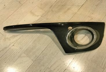 Right front passenger fog light bezel for an Audi Q5, specifically for the 2009-2017 models.