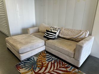 OFF WHITE SECTIONAL COUCH W/ FREE DELIVERY