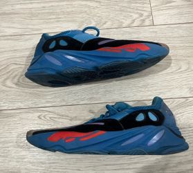 yeezy 700 blue size 10