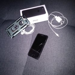Iphone 7 32gb Unlocked W/ Box-charger-Earphones