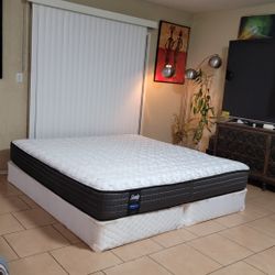 KING SIZE SEALY POSTUREPEDIC MATTRESS AND BOXSPRINGS FOR SALE! IN GREAT CONDITION, FREE DELIVERY 