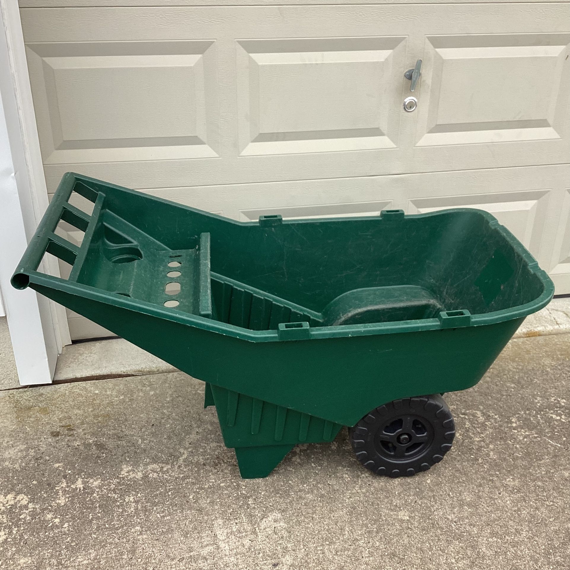 Lawn Cart(Wheel Barrel)-Rubbermaid Roughneck. (S)