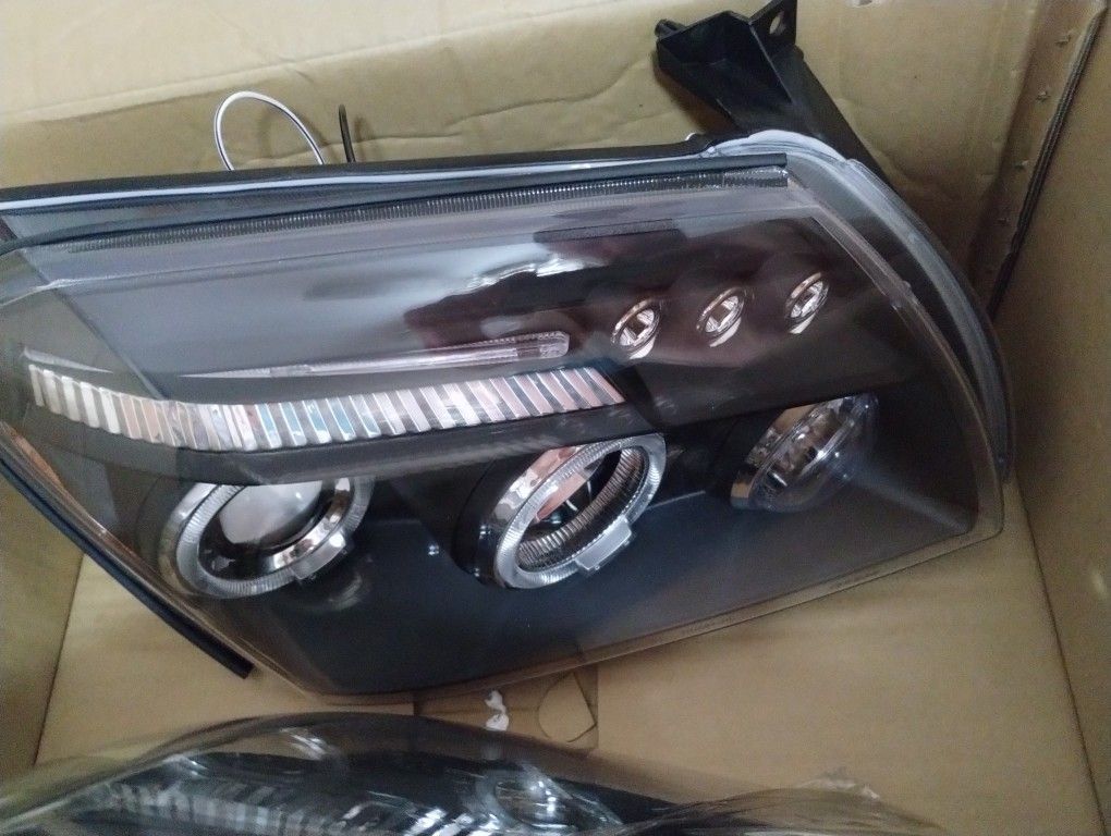 2005 -2007 Dodge Magnum Black Projector Headlamps