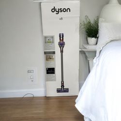 6500879 Dyson V8 cordless vacuum w/ 6 accessories 